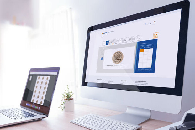 Dwa monitory komputerowe na biurku, jeden wyświetla interfejs użytkownika, a drugi zbiór monet.